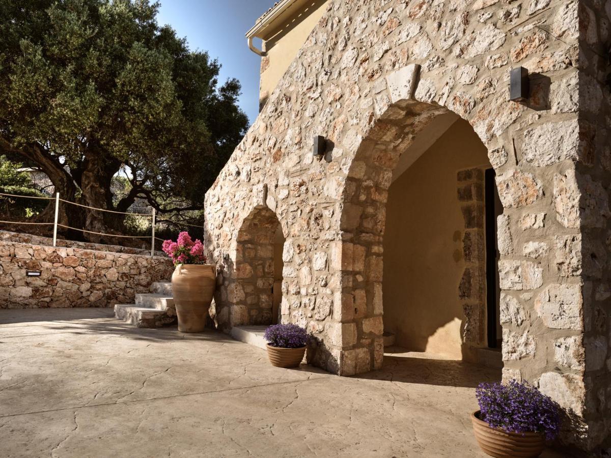 Semesterbostad Dounias Village - Traditional Architecture & Modern Luxury Koríthion