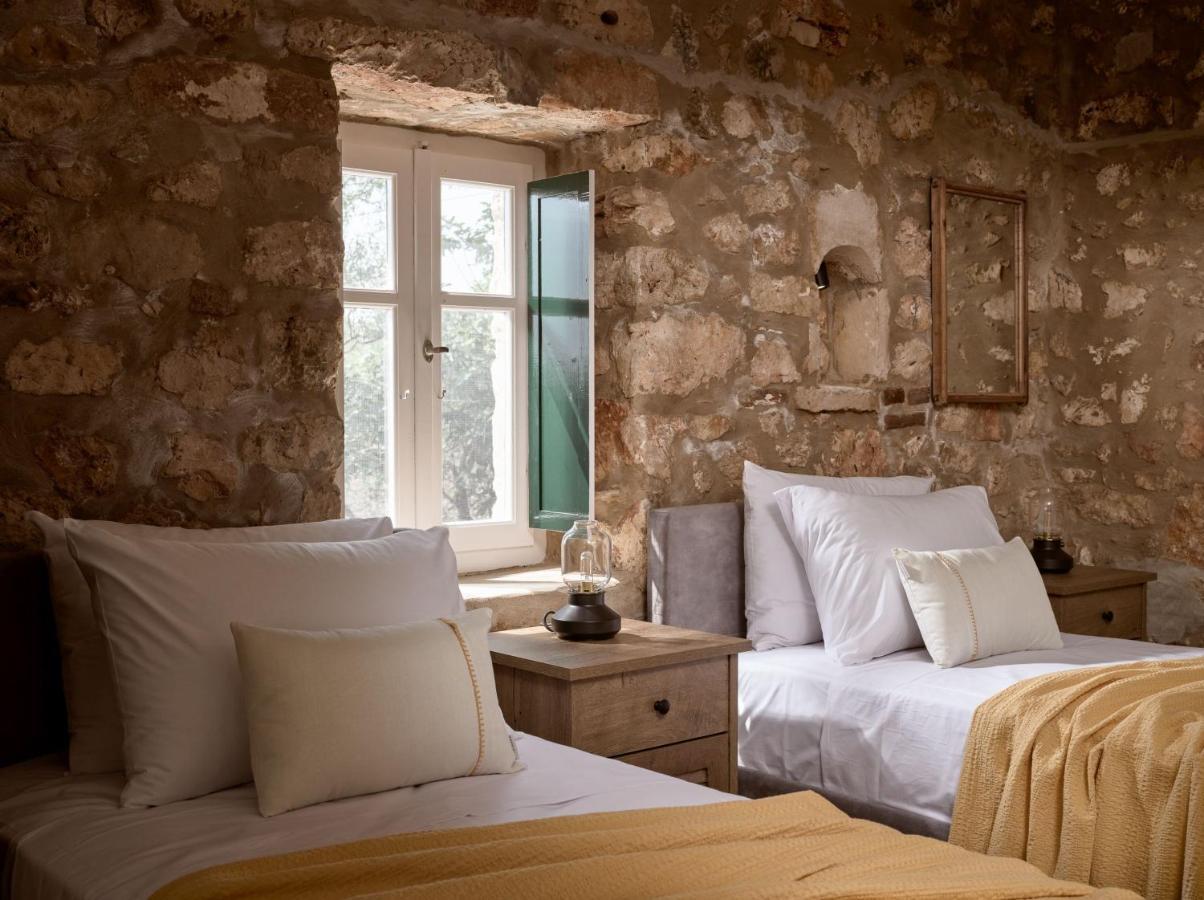 Dounias Village - Traditional Architecture & Modern Luxury Semesterbostad