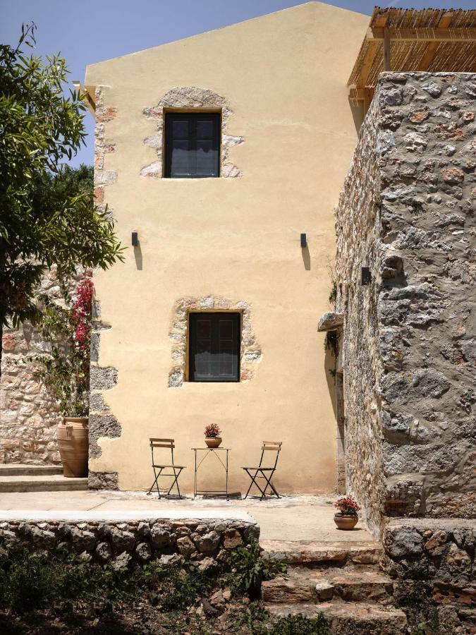 Dounias Village - Traditional Architecture & Modern Luxury Semesterbostad Koríthion