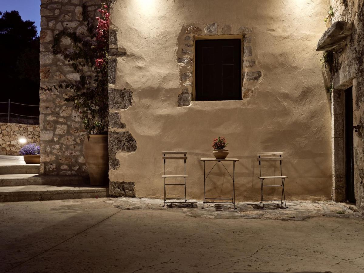 Dounias Village - Traditional Architecture & Modern Luxury Semesterbostad *